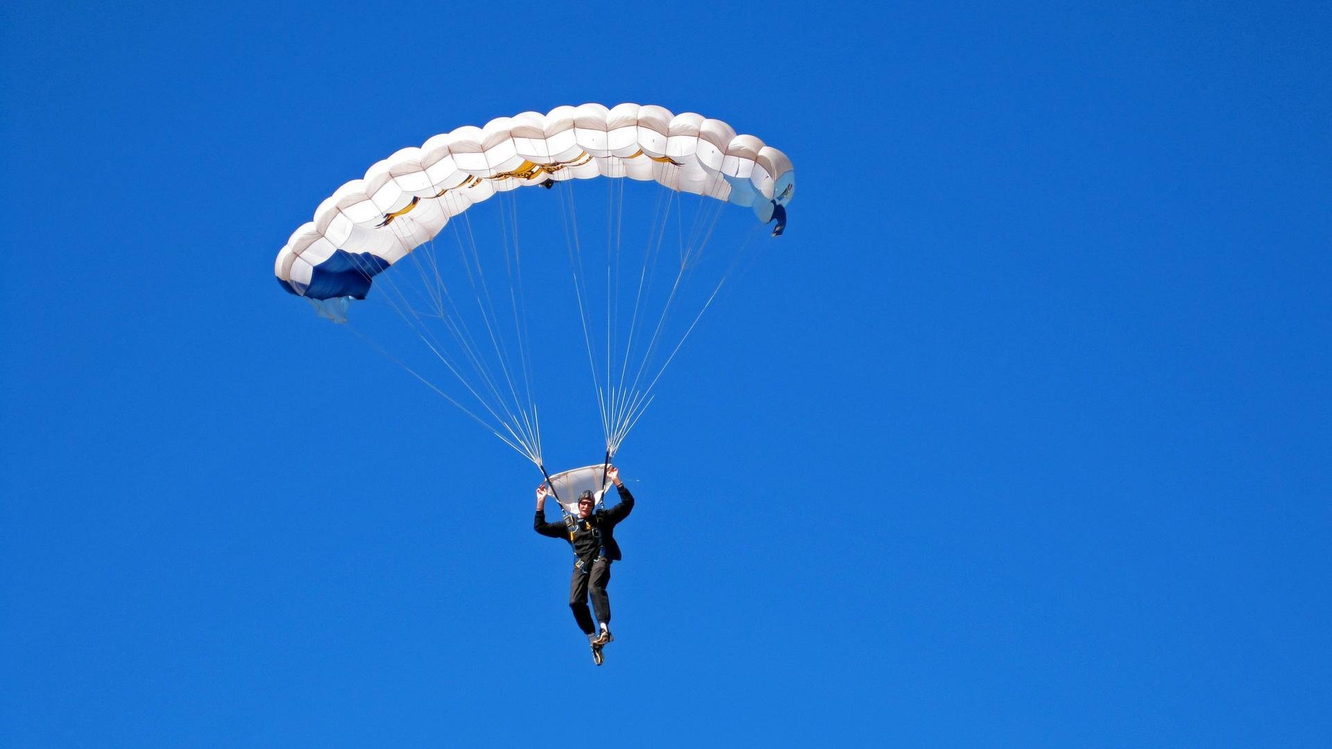 开yun体育-_极地冰泳：感受极寒的极限运动_，极地冰层